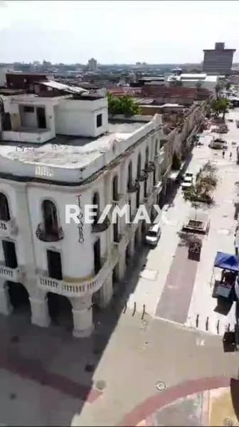 vende Ubicado en la emblemática Plaza Baralt, junto al icónico Centro de Arte Lía Bermúdez, este inmueble es una joya histórica y estratégica.