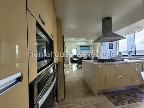 Apartamento Totalmente Remodelado En Venta En La Urb Miranda. Cira Simancas Mls #26-15559