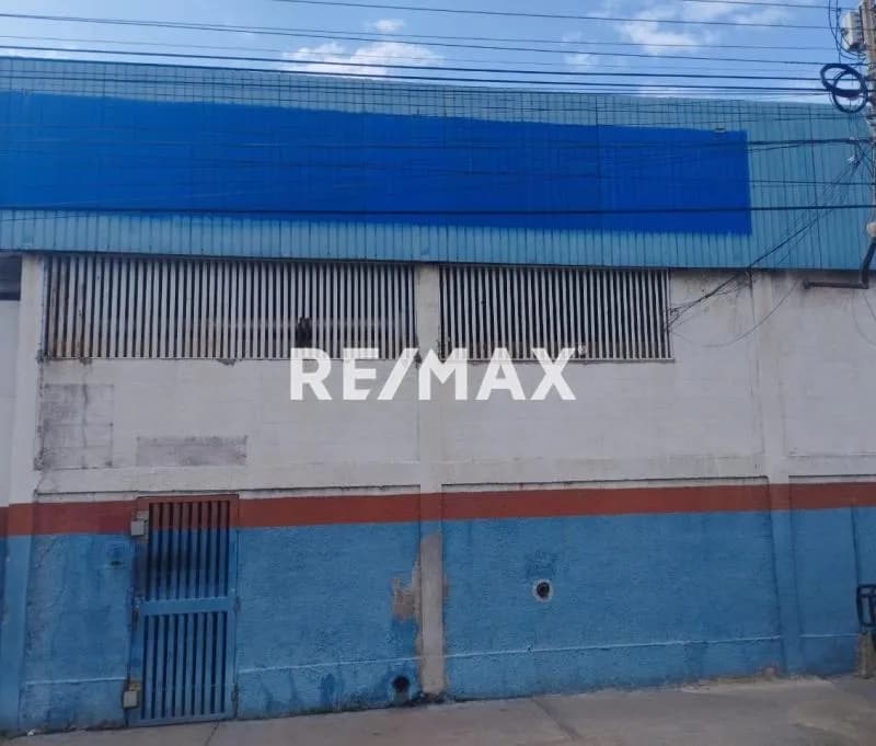 VENTA DE GALPON INDUSTRIAL CON EXCELENTE UBICACION IDEAL PARA TALLER, FERRETERIA, ALMACEN.