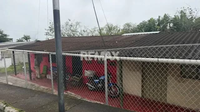 Casa más anexo en venta con construcción antigua. Mejoras registradas.