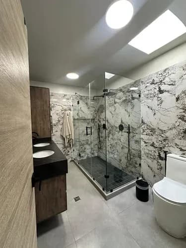 Townhouse De Lujo Cumbres De La Esmeralda Espectacular Propiedad De 215 M2 Con Acabados De Primera Distribución: 3 Hab. (con Baño Privado) + 12 Baño De Visitas 2 Estacionamientos. An
