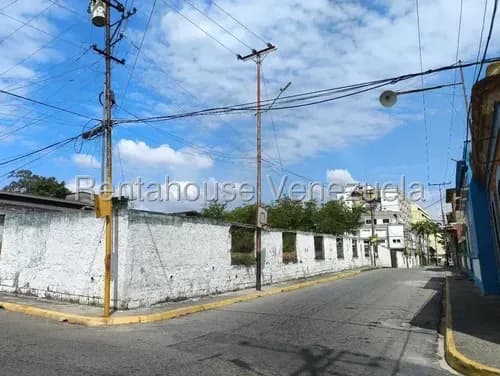 Oportunidad Única De Adquirir Una Propiedad Residencial Con Un Potencial Comercial Inigualable. Esta Casa, Totalmente Reestructurada Hace Tan Solo Un Año, Ofrece Una Construcción Sólida Con Paredes