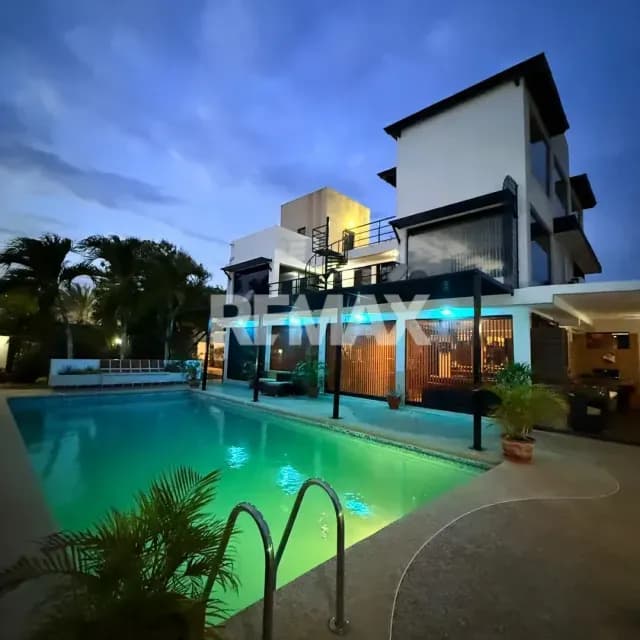 CASA CON VISTA AL MAR EN PARAÍSO 1, MUNICIPIO MANEIRO, ISLA DE MARGARITA