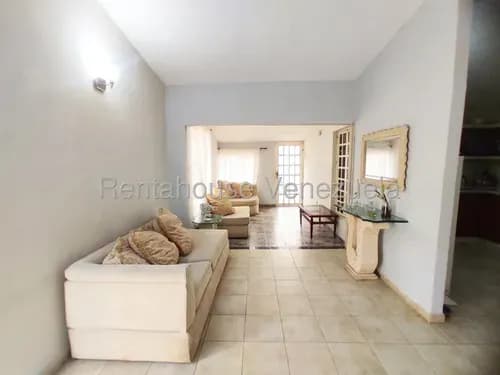 Raíza Suárez Vende 2 6 2 0 1 2 7 Bella Casa Con Cocina Amplia Y Funcional, Amplia Sala-comedor, Family Room, 3 Habitaciones, 3 Baños, Jacuzzi Privado, El Recreo Cabudare