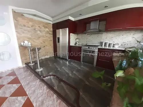 Jip 26-2687. Rent-a-house Vende Casa De 322 Mts2, 3 Hab, 3 Salas De Baños Y 6 P/e. En Urb Corinsa, Cagua