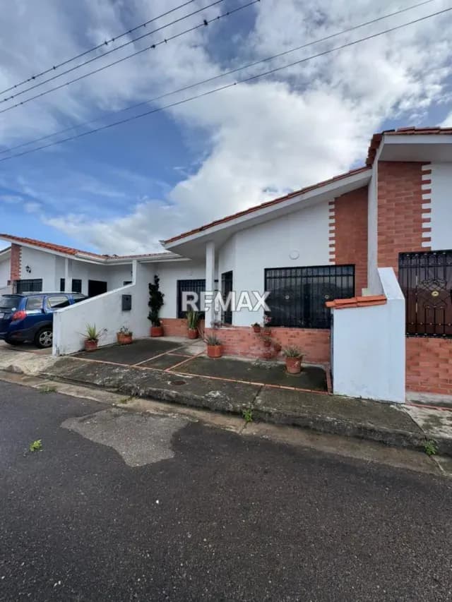 SE VENDE CASA EN EL LLANITO