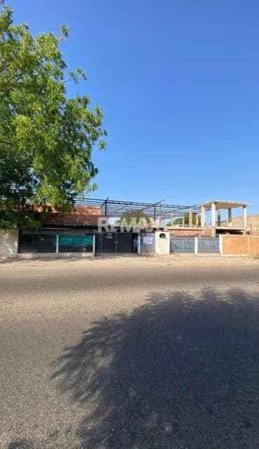 LOCAL COMERCIAL EN SEMI GRIS