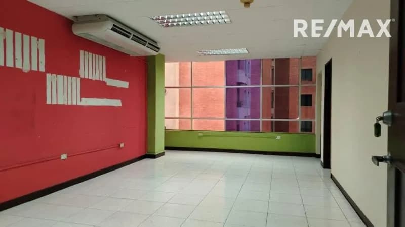 SE ALQUILA OFICINA EN EL ESTE
