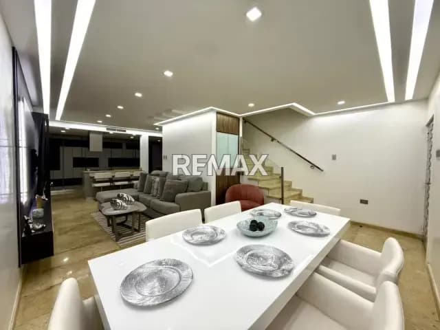 Vendo moderno Townhouse en VILLA GUADALUPE