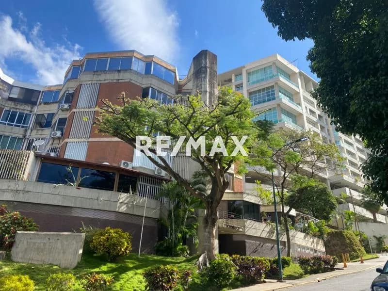 Oportunidad en Lomas de Las Mercedes: 1 Hab, Terraza Techada y Servicios Impecables