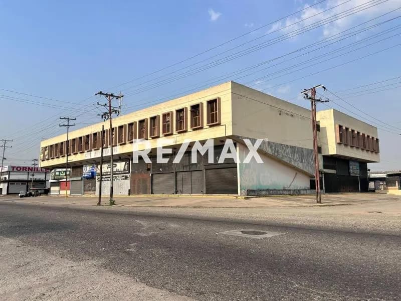 Venta de piso comercial en Av Michelena