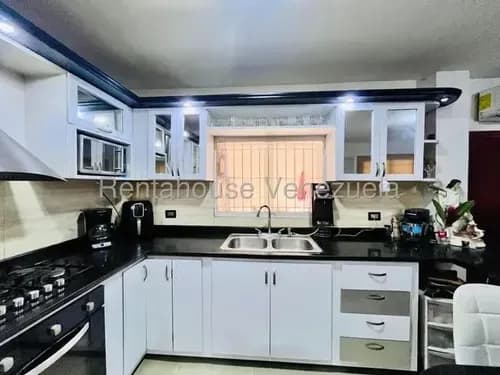 Townhouse En Venta El Limon Resd Carolina Suites Maracay 26-3817 Avel