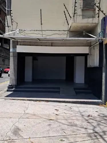 Local Comercial En Alquiler A Pie De Calle Ideal Para Venta De Repuestos Y Motos
