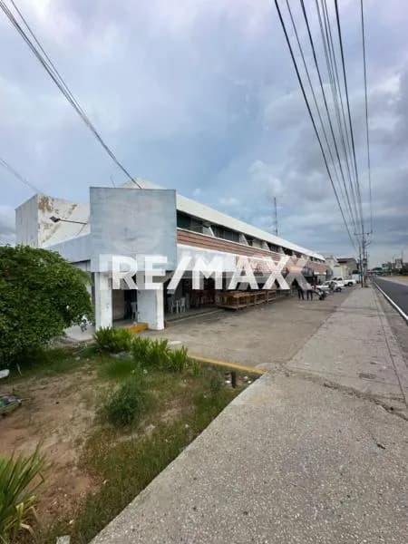 Local en venta Planta baja Centro comercial Los Jardines Av Guajira