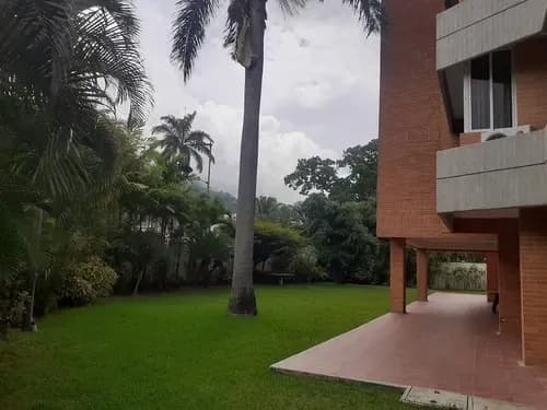 Venta Apartamento Actualizado Entrando En La Urb Los Chorros, Piso Bajo, Con Espectacular Vista