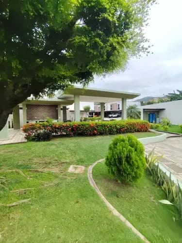 Amplio Townhouse En Venta En El Rincon Mañongo Con Pozo Y Piscina Bf