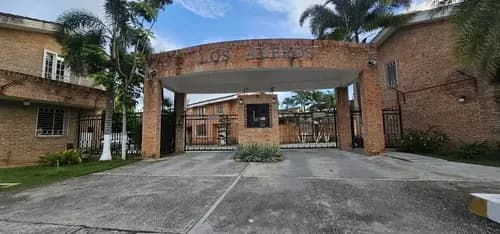En Venta Town House Equipado En Residencias Los Aleros Colinas De Guataparo, Valencia