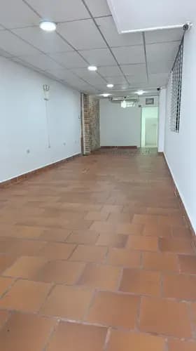 Local Entrigal Centro Ideal Para Depósito Oficinas Para Trabajar A Puerta Cerrada En La Zona De 200mts2 2 Baños 2 A/a Portón Electrico Canon : 450$ Negociación 3 Meses De Depósito 3 Meses De