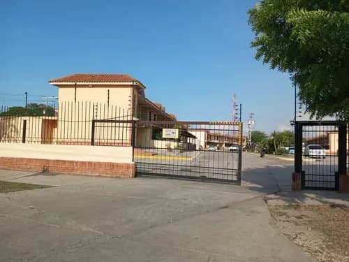 Casa En Flor Amarillo En Un Conjunto Residencial