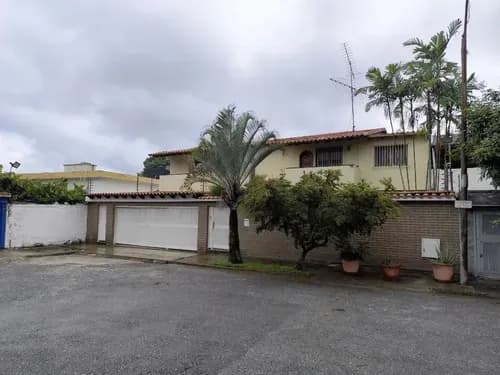 Venta Casa La Trinidad 358mts 4hab+1ser/ 5baños + 2 Medio 1/2 Baños / 2 Pe