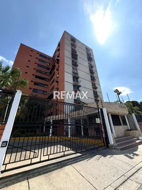 EN VENTA APARTAMENTO REMODELADO Y EQUIPADO EN URB, BASE ARAGUA