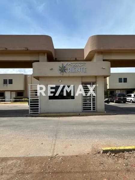 EN ALQUILER LINDO TOWNHOUSE EN EL CONJUNTO RESIDENCIAL MAR DE ORIENTE