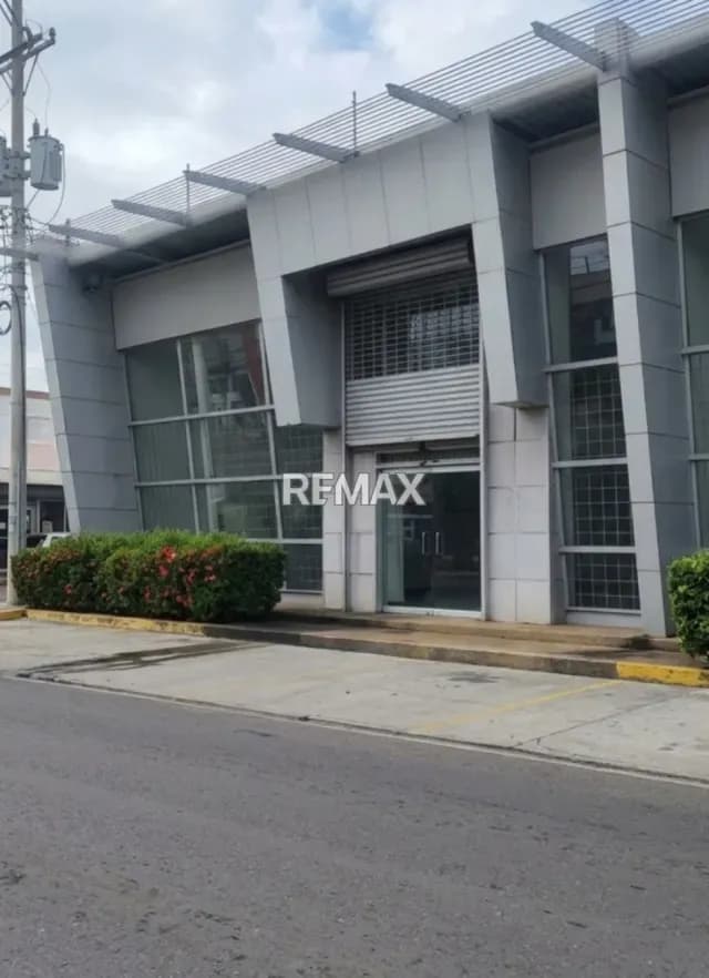 Mega Local Comercial en la Av. Intercomunal