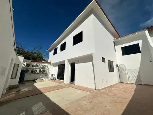 Global Vende Casa De Dos Niveles Ubicada En La Urbanización El Bosque, Valencia