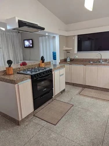 Casa En Lomas Del Este Conjunto Cerrado, Excelente Ubicación, Clima Fresco.