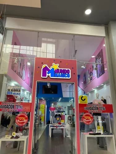 En Alquiler Local En C.c. Los Aviadores. 141 Mtrs2, 3 Niveles. Mezzanina Con Oficina, Kitchenette, Baño, Depósito. Muebles Exhibidores, 2 Probadores, 3 Extintores, A/c. Ubicación Estratégica. Yb22