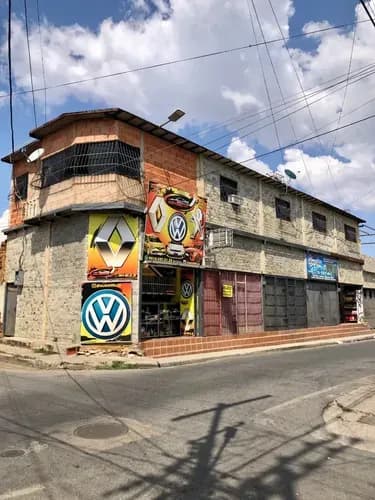 Edificación De 2 Plantas En Sector La Candelaria Zona Repuestera Con 5 Locales En Planta Baja Y 2 Apartamentos En Planta Alta Jose Félix