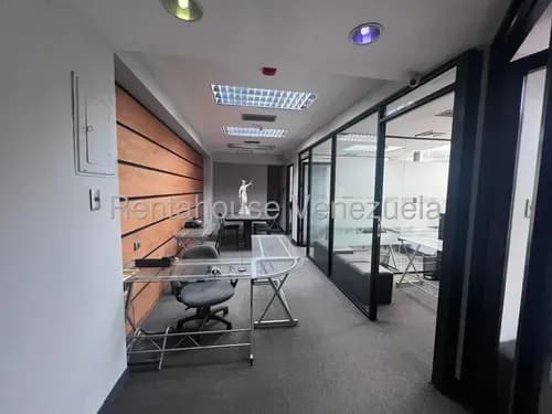 Venta De Cómoda Y Hermosa Oficina Ubicada En La Av.urdaneta #26-17339