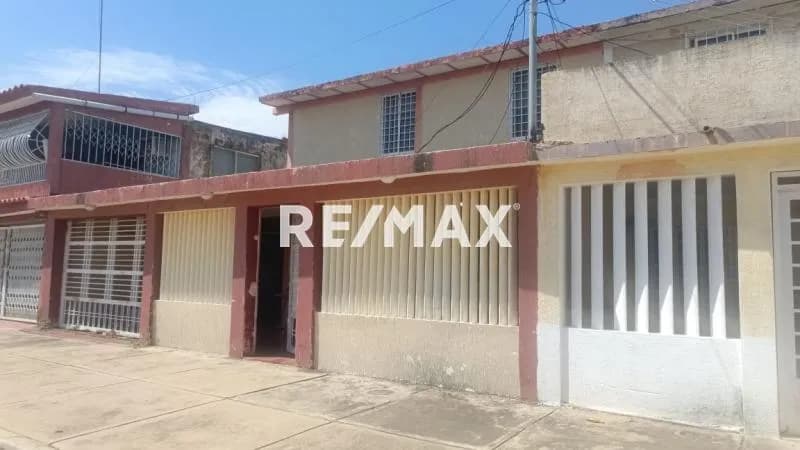 Vende casa de dos pisos ubicada urbanización San Jacinto transversal 4 casa no. 38