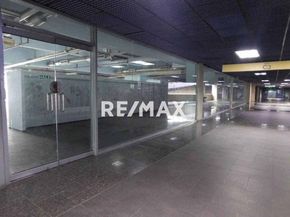 AMPLIO LOCAL COMERCIAL SE ALQUILA EN C.C. MACARACUAY PLAZA ( C3-L1)