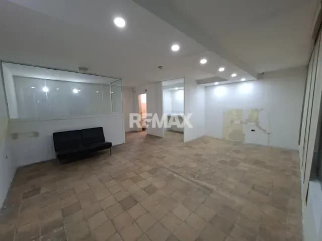 En Alquiler Local u oficina Comercial en zona estratégica de Cabudare CC El Palmar via principal, cerca del registro de Cabudare