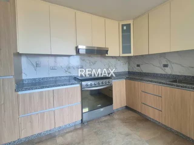 Apartamento en Venta. La Urbina, Av. principal