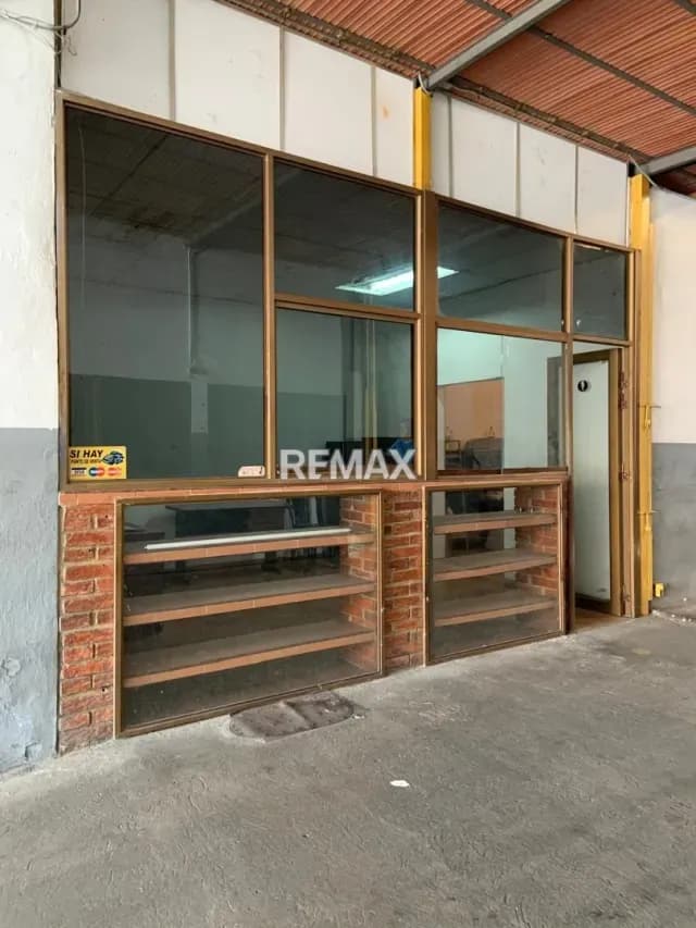 En Alquiler local comercial Av. 9 Sector el Bolo