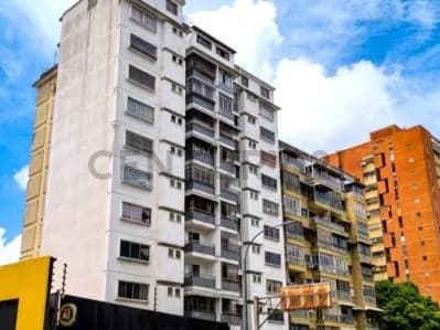 Alquiler de Dos (2) Habitaciones en Urbanización Los Ruices