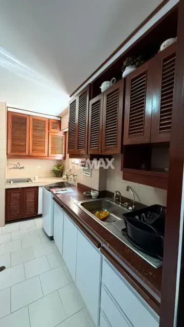 En Venta amplio y hermoso apartamento totalmente amueblado ubicado en Av Medina Angarita calle principal del sector Carmona de Trujillo capital Consta de 104,4 mts² de construcción