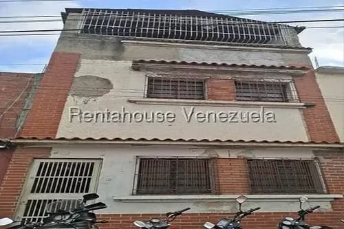 Amplia Casa En Venta En Urb. La Pastora, Distribuida En Tres Plantas, Patio Y Terraza