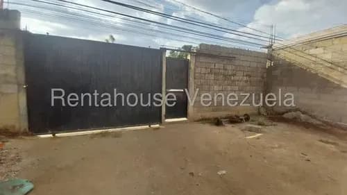 Erika Armeya Vende, Terreno Con Casa En La Zona Industrial Tarabana De Cabudare. Flex: 25-14702