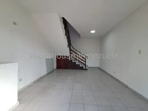 Daniela Linarez Alquila Amplio Y Versátil Local Comercial Con Múltiples Áreas Funcionales, Oficinas, Salones De Reunión, Depósito, Aulas, En El Este De Barquisimeto