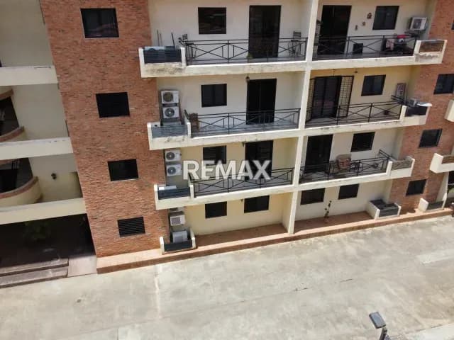 Apartamento Amoblado con balcón, en piso 1, Limón Country, Guayabal, Naguanagua.