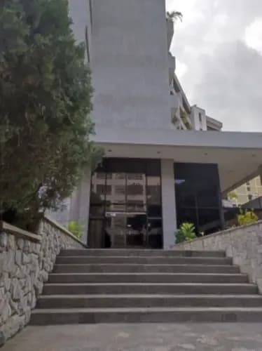 Alquilo Lujoso Local Comercial A Nivel De Calle, En Santa Eduvigis. 450 M2. Con Oficinas Y Área De Almacenamiento. E. Waldemar.