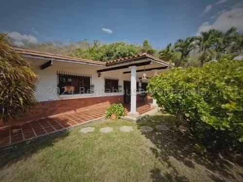 Jip 25-14401. Rent-a-house Vende Quinta De 890 Mts2, Rodeada De Bellos Jardines, Piscina, Parrillera Y Muchas Bondades Mas Que La Hacen Un Lugar Especial. En El Limón, Maracay