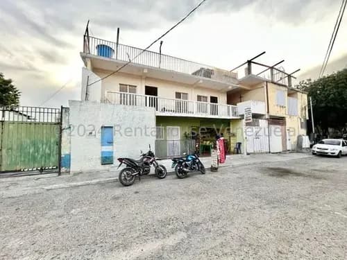 % Raiza Suarez Vende Estupendo En El Corazón Del Oeste De Barquisimeto, 2 5 3 8 1 1, Con Local Comercial Habitaciones Baños Apartamento Y Anexos... Comunicate