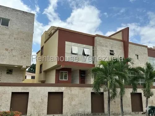 En Venta Townhouse Maracay La Floresta Obra Gris As 26-20532
