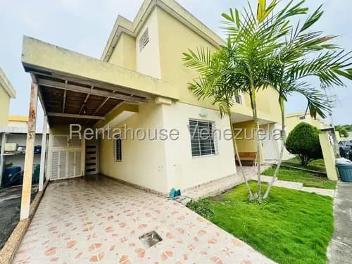 Rentahouse Lara Vende Amplia Casa De Dos Niveles En Urbanización Privada Con Vigilancia; Cuenta Con 4 Habitaciones, 4 Baños Y Distribución Inteligente Con Patio Y Área De Servicio.