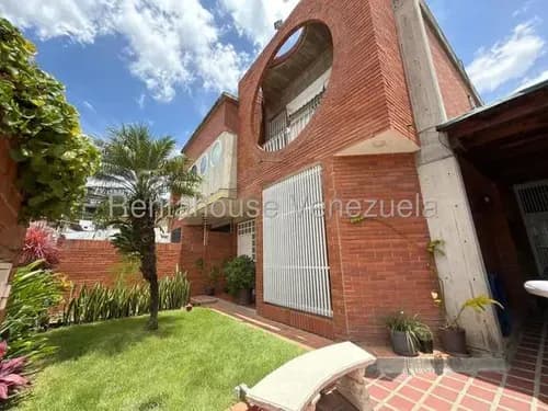 En Venta Casa De 2 Niveles De Diseño Único Y Funcionalidad Superior En Alto Prado, Cod. 26-19458. Ls