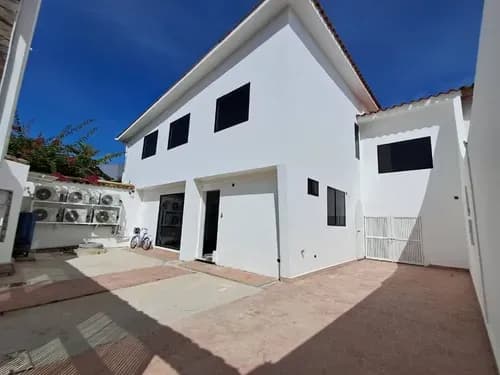 Casa Remodelada En Venta En Urbanización El Bosque. Calle Cerrada. Cod. 328949